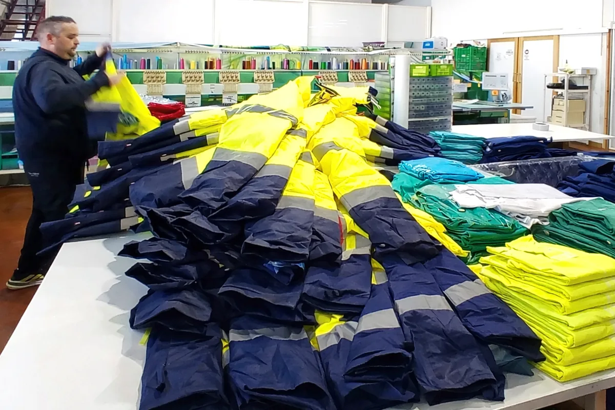 Trabajo en taller propio preparando ropa laboral
